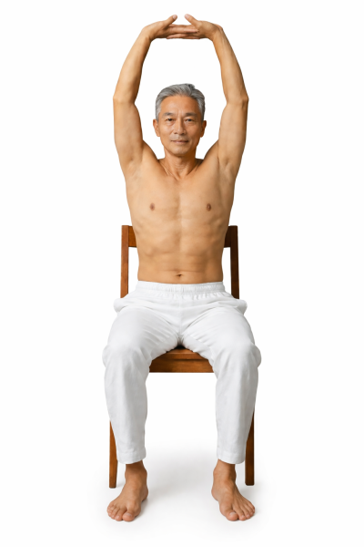 Homem praticando Tai Chi na cadeira
