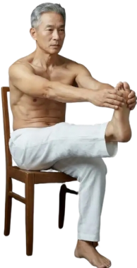 Homem praticando Tai Chi na cadeira
